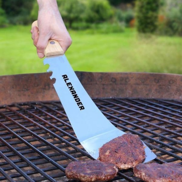 Grillmachete mit Edelstahlklinge, personalisiert mit Namen | Geschenkidee zum Geburtstag für Männer | Grillzubehör mit Gravur zum Vatertag