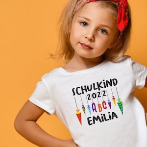 weißes Kinder T-Shirt Schulkind mit ABC-Motiv I personalisiert mit Namen Geschenk zur Einschulung für Jungen & Mädchen Bild 1