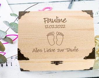 Schatztruhe Alles Liebe zur Taufe | Motiv Füße | Personalisiert mit Namen | Geschenk als Erinnerung zur Taufe | Erinnerungsbox