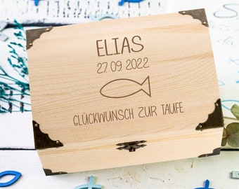 Schatztruhe Glückwunsch zur Taufe | Motiv Fisch | Personalisiert mit Namen | Geschenk als Erinnerung zur Taufe | Erinnerungsbox