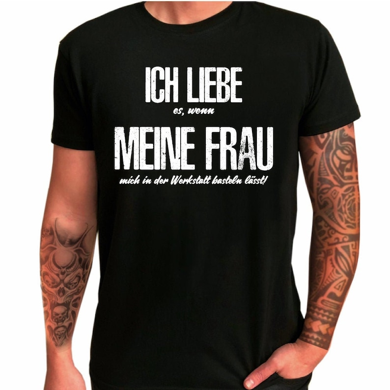 Herren T-Shirt Ich liebe es wenn meine Frau mich in der Werkstatt basteln lässt Geschenkidee zum Geburtstag Shirt mit lustigem Spruch Bild 1