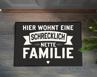 Fußmatte "Hier wohnt eine schrecklich nette Familie"-Schwarz- | Geschenkidee | Geburtstag | Weihnachten