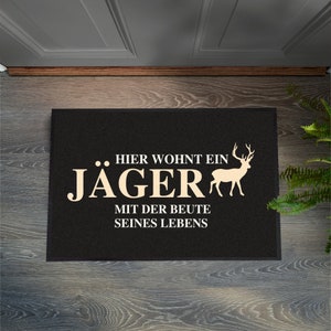 Doormat "Here lives a hunter with the prey of his life"-Black-| Hunting | Gift idea | Birthday | Christmas