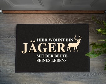 Fußmatte "Hier wohnt ein Jäger mit der Beute seines Lebens"-Schwarz- | Jagd | Geschenkidee | Geburtstag | Weihnachten