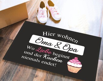 Fußmatte "Hier wohnen Oma & Opa" - Liebe + Kuchen, cooler als Mama + Papa, schwer erziehbar - rutschfest - Geschenkidee - lustiger Spruch