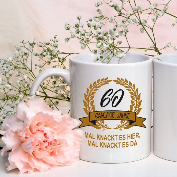 Weiße Tasse "Knackige Jahre" (60 Jahre) - Geschenkidee für den runden Geburtstag - Geschenk Geburtstag Sechzig runder Geburtstag