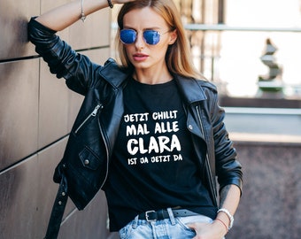 Damen T-Shirt "Jetzt chillt mal alle - [Name] ist ja jetzt da" - Shirt mit Spruch, personalisierte Geschenkidee für Frauen, schwarz & weiß