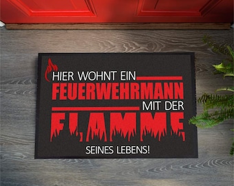 Fußmatte "Hier wohnt ein Feuerwehrmann mit der Flamme seines Lebens" | Feuerwehrmann | Geschenkidee | Geburtstag | Weihnachten