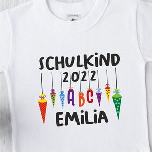 weißes Kinder T-Shirt Schulkind mit ABC-Motiv I personalisiert mit Namen Geschenk zur Einschulung für Jungen & Mädchen Bild 4
