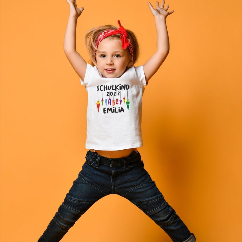 weißes Kinder T-Shirt Schulkind mit ABC-Motiv I personalisiert mit Namen Geschenk zur Einschulung für Jungen & Mädchen Bild 2