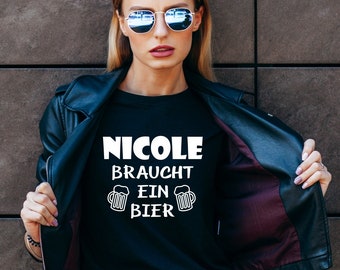 Damen T-Shirt "[Name] braucht EIN Bier" - Shirt mit Spruch, personalisierte Geschenkidee für Frauen | Geschenk für sie, schwarz & weiß