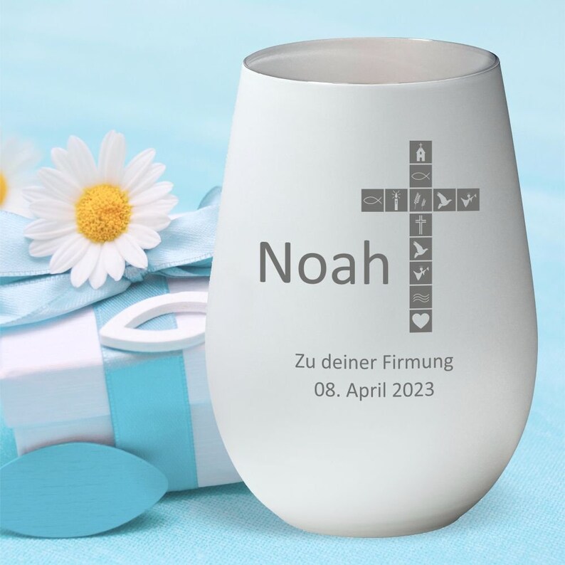 Windlicht Firmung Motiv Kreuz personalisiert mit Name und Datum Geschenkidee zur Firmung christliche Geschenkideen Kerze Gravur weiß-silber