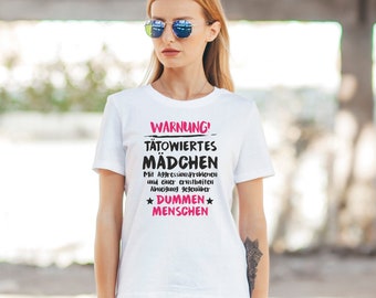 Damen T-Shirt "Warnung! Tätowiertes Mädchen" - Shirt mit lustigem Spruch, Geschenkidee für Frauen | Geschenk für sie | schwarz & weiß