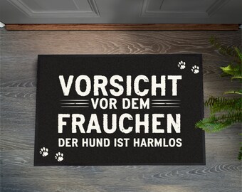 Fußmatte "Vorsicht vor dem Frauchen - der Hund harmlos"-Schwarz- | Hundehalterin | Geschenkidee | Geburtstag | Weihnachten