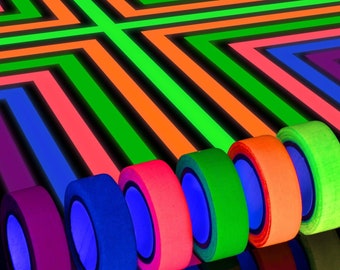 Könnte beinhalten: Ein Satz von acht neonfarbenen Gaffa-Klebebändern. Die Rollen sind in einem Regenbogenmuster mit den Farben Grün, Orange, Rot, Blau, Lila, Pink, Gelb und Schwarz angeordnet.