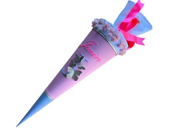 Personalisierte Schultüte für Mädchen mit Monogramm, Zuckertüte mit Initial und Namen bestickt, 3D Stickerei (Schmetterlinge),  70 cm