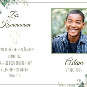 Könnte beinhalten: Eine weiße Karte mit floralen Akzenten, dem Text "Zur Kommunion" und einem goldenen Kreuz. Sie enthält ein Foto eines lächelnden Jungen, den Namen "Adam" und das Datum "27. Mai 2026".