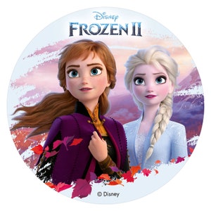 Pode incluir: Um adesivo redondo com o logotipo da Disney Frozen II sobre um fundo azul com um efeito de pinceladas brancas. O adesivo apresenta Anna e Elsa do filme, com Anna &agrave; esquerda usando um manto roxo e Elsa &agrave; direita usando um vestido azul claro. O adesivo tem um aviso de direitos autorais na parte inferior que diz "&copy; Disney".