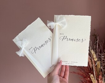Può includere: Due libri di carta bianca con calligrafia che dice "Her Promises" e "His Promises". I libri sono legati con un nastro bianco e hanno i nomi "Harry & Sinead" e la data "26.08.2023" stampati sulla copertina.