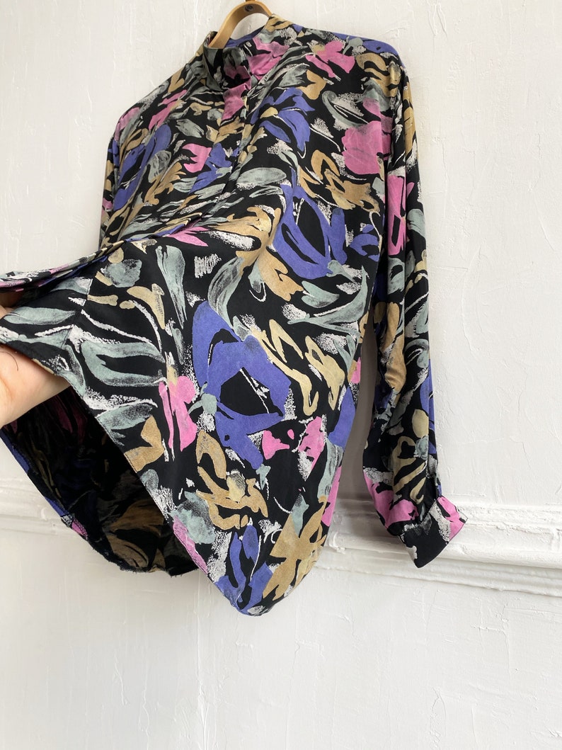 90s Oversize Blouse size M Black Floral Rayon Long Sleeve Hidden Button Closure Abstract Print Overshirt Patterned Wide Sleeves Top