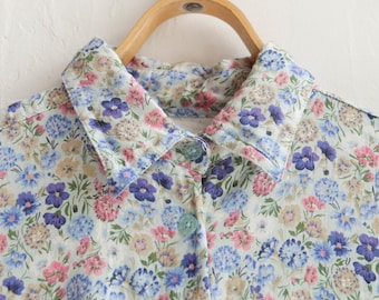 90s Pastel Floral Blouse size S Very soft Long sleeve button up top. Forget me not, daisy, fine floral print shirt with pocket