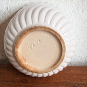 K&ouml;nnte beinhalten: Wei&szlig;e Keramiksch&uuml;ssel mit geripptem Design. Der Boden der Sch&uuml;ssel ist braun und tr&auml;gt die Nummer 2252.