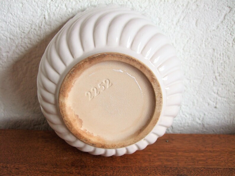 K&ouml;nnte beinhalten: Wei&szlig;e Keramiksch&uuml;ssel mit geripptem Design. Der Boden der Sch&uuml;ssel ist braun und tr&auml;gt die Nummer 2252.