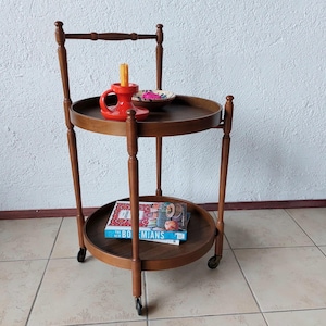 Puede incluir: Un juego de tres tazas de cerámica con un acabado mate moteado. Cada taza presenta un color diferente: azul claro, crema y gris. Las tazas tienen un diseño simple y moderno y un asa cómoda.