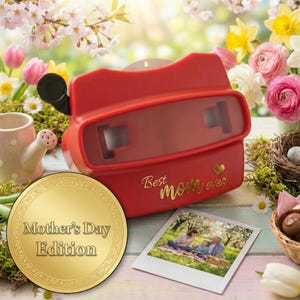 Op de afbeelding: Een rode View-Master met de tekst "Best mom ever" en een gouden hart. Een gouden munt met "Mother's Day Edition" staat op de voorgrond. Er is ook een foto van een familiepicknick. Bloemen en een gieter staan op de achtergrond.