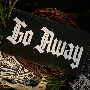 Drewniany znak „Idź precz”, gotycka sztuka ścienna, mroczny wystrój domu