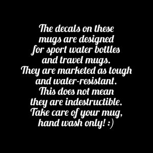 Peut inclure: Texte blanc sur fond noir : "Les d&eacute;calcomanies sur ces tasses sont con&ccedil;ues pour les bouteilles d'eau de sport et les tasses de voyage. Elles sont commercialis&eacute;es comme r&eacute;sistantes et r&eacute;sistantes &agrave; l'eau. Lavez &agrave; la main uniquement ! :)"