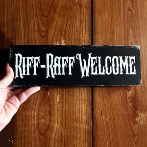 Drewniany znak powitalny Riff Raff, rustykalny gotycki wystrój domu, nastrojowa, maksymalistyczna sztuka ścienna