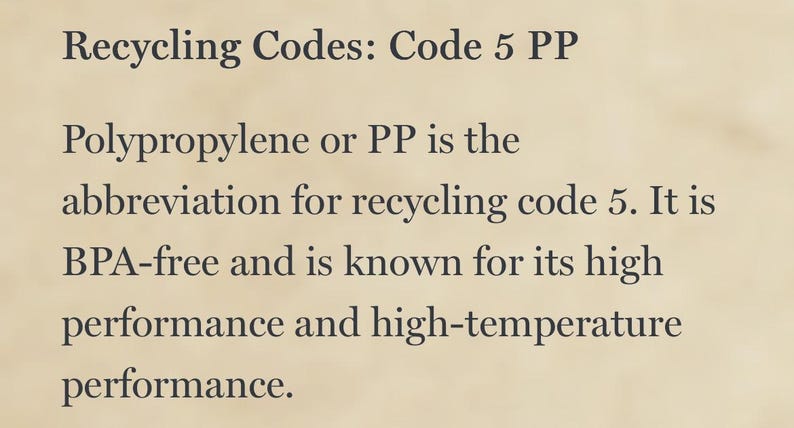 Peut inclure: Texte sur fond beige : &laquo; Codes de recyclage : Code 5 PP &raquo;. Il explique que le polypropyl&egrave;ne ou PP est l'abr&eacute;viation du code de recyclage 5. Il est sans BPA et connu pour ses hautes performances et sa r&eacute;sistance aux hautes temp&eacute;ratures.