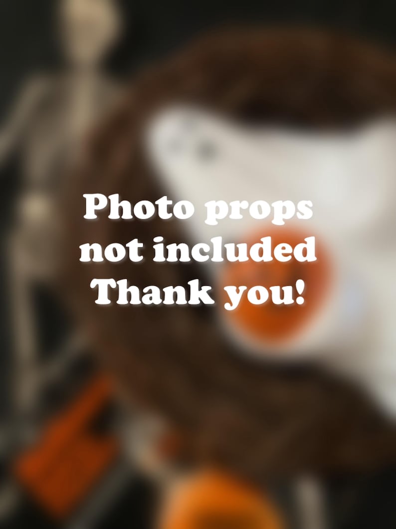 Op de afbeelding: Wazige afbeelding met de tekst "Photo props not included Thank you!" in het wit. De afbeelding toont een mannequinhoofd en een wazig oranje object op de achtergrond.