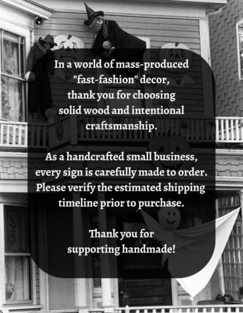 Op de afbeelding: Een zwart-wit afbeelding van een huis versierd voor Halloween met heksen- en pompoenfiguren. De tekst op de afbeelding luidt: In a world of mass-produced fast-fashion decor, thank you for choosing solid wood and intentional craftsmanship.