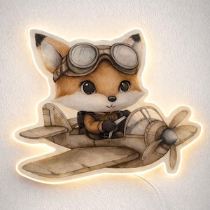Peut inclure: Décoration murale fantaisiste représentant un renard en lunettes d'aviateur et uniforme, aux commandes d'un avion vintage. L'illustration à l'aquarelle est encadrée d'une lumière LED blanche chaude. Parfait pour une chambre d'enfant, ce tableau ajoute une touche de fantaisie.