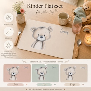 Peut inclure: Un set de table rectangulaire beige orné d'une illustration centrale d'ourson et du prénom Louis écrit en lettres cursives. Le set mesure 30x45 cm. Le texte Kinder Platzset für jeden Tag et des options de couleurs sont visibles.