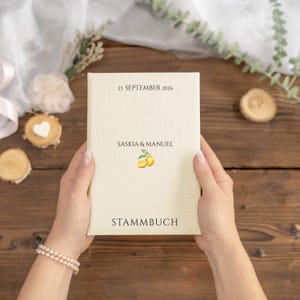 Könnte beinhalten: Ein Set aus drei Keramikbechern mit gesprenkelter, matter Oberfläche. Jeder Becher hat eine andere Farbe: hellblau, cremefarben und grau. Die Becher haben ein schlichtes, modernes Design und einen bequemen Griff.