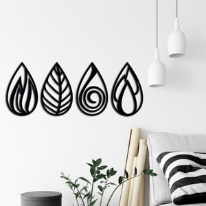 Könnte beinhalten: Set aus vier schwarzen Wanddekorationen aus Metall in Tropfenform mit verschiedenen abstrakten Designs. Jeder Tropfen hat ein einzigartiges Muster, darunter eine Flamme, ein Blatt, eine Spirale und eine weitere Flamme.