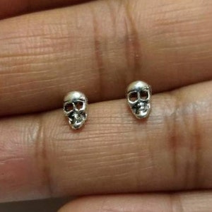 Schedel Stud Oorbellen, Sterling Zilveren Studs, Skull Studs, Handgemaakte Stud Oorbellen, Minimal Studs, Tiny Skull Studs, 20g