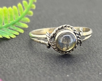 Handmade Labradorite Silver Ring – Cabochon Gemstone, Minimalist Jewelry