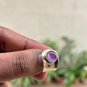 Handgemaakte zilveren amethistring, ronde cabochon-statementsieraden