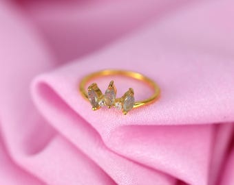 Anillo de labradorita con baño de oro de 14 quilates y gema talla marquesa.