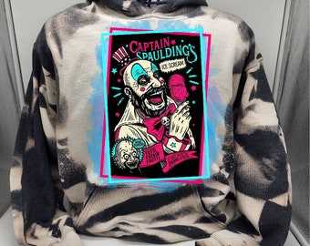 Könnte beinhalten: Ein schwarz-weißes Tie-Dye-Hoodie mit einem Grafikdruck eines Clowns mit einer roten Nase und einer rosa Schleife. Die Grafik lautet "Captain Spaulding's Ice Scream" und enthält den Text "Totti Fuckin Fruit!" und "I Just Tried That Damn Ice Cream".