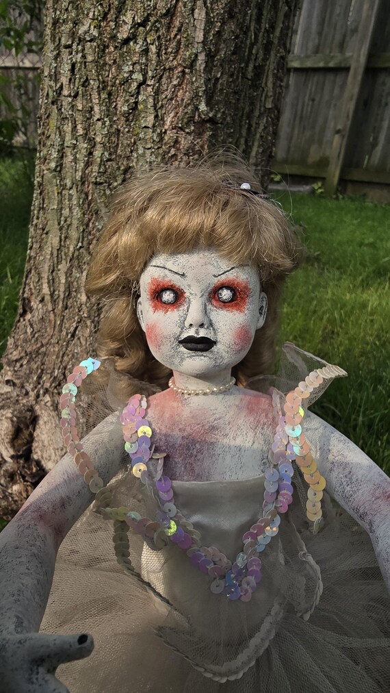 Bambola ballerina inquietante: pagliaccio in porcellana horror