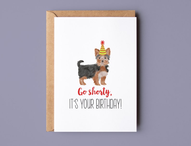 Pode incluir: Um cart&atilde;o de anivers&aacute;rio com uma ilustra&ccedil;&atilde;o em aquarela de um c&atilde;o pequeno usando um chap&eacute;u de festa. O texto no cart&atilde;o diz "Go shorty, it's your birthday!"