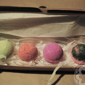 Assorted bath bombs/gift set/bath bomb/BATH BOMB4/scents of lime, blueberry, musk, and oriental wood/gift boxes