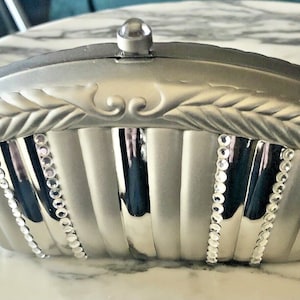 Cartera de mano BOLSO DE MANO/BOLSO DE NOCHE~ REGALE~ Estuche rígido~ Cadena para hombro/bandolera~ NWOT