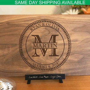 Tabla de cortar o tabla de charcutería personalizada con los nombres de las parejas. Regalo de boda. Regalo de inauguración de la casa. Regalos personalizados.