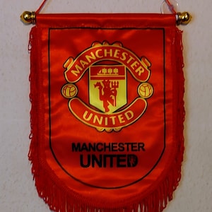 Manchester United F.C. Emblema do clube Flâmula comemorativa, tamanho 10" x 12,5"